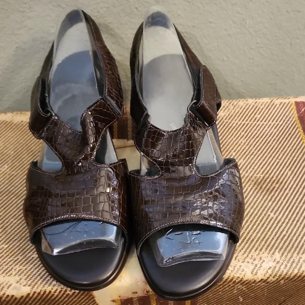 SAS Tripad Comfort Elegant Brown Crocodile Pattern Women's Shoes Sz 7W